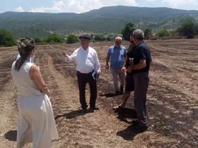 Baştuğ Yelişyurt’ta 14 ton saman balyası yanan üreticiyi ziyaret etti

