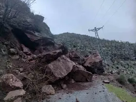 Batman’da dağdan kopan dev kayalar 10’dan fazla yolu ulaşıma kapattı
