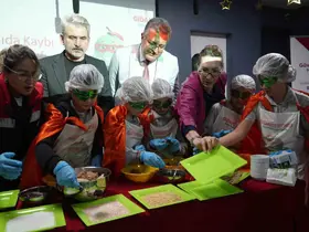 Bayat kekleri çikolata topuna dönüştürerek gıda israfına dikkat çektiler
