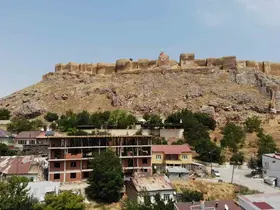 Bayburt Kent Konseyi’nden tarihi Bayburt Kalesi’nin önünde yükselen binaya tepki
