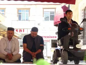 Bayburtlu genç akülü tekerlekli sandalyesiyle cemaatle saf tutuyor: "Allah’ın huzuruna gitmeye hiçbir engel yoktur"
