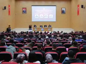 Bayburt’ta ‘Cumhuriyetin İkinci Asrında Türkiye Yüzyılı’ paneli düzenlendi
