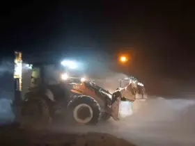 Bayburt’ta fırtına ve kar nedeniyle yolda kalan taksi ekiplerce kurtarıldı
