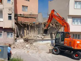 Bayburt’ta metruk binalar yıkılıyor
