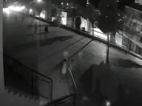 Bayrak direği devrildi, çocuklar bayrağı Atatürk büstüne astı
