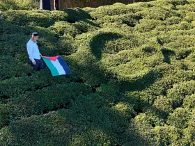 Bayrak sevgisini çay bahçesine işledi
