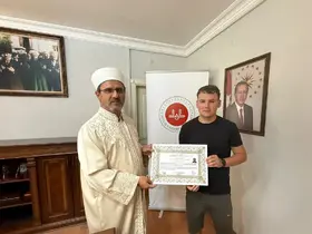 Bayram namazından etkilenip Müslüman oldu
