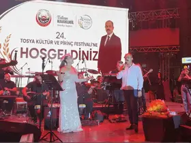 Belediye başkanı konserde şarkı söyledi, vatandaşlar unutulmaz bir gece yaşadı
