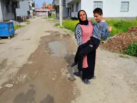 Belediye yolu yapmadı, engelli evladıyla perişan oldu
