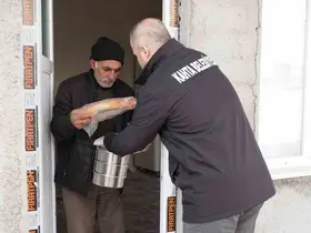 Belediyenin sıcak yemek hizmeti devam ediyor
