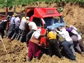 Berivanlar çamura saplanan kamyoneti itekleyerek kurtardı
