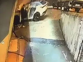 Beylikdüzü’nde feci kaza: Alev alan araçta mahsur kalan sürücüyü vatandaş kurtardı, o anlar kamerada
