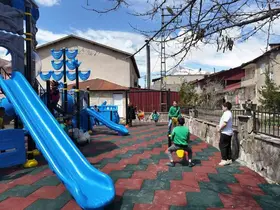 Beytüşşebap Kaymakamı Taşkıran, çocuklar için oyun parkı kurdu
