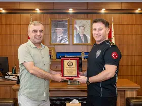 Bilecik’te emekli olan polis memuru Taner’e plaket takdim edildi
