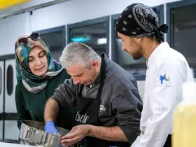 Bilecik’te özel ihtiyaçlı bireyler pasta ve tatlı yaptı
