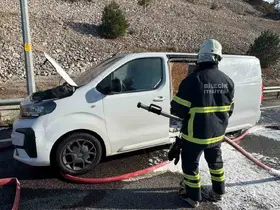 Bilecik’te seyir halindeki ticari araç alev aldı
