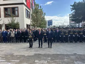 Bingöl’de Cumhuriyet’in 102. yılı kutlamaları çelenk sunumuyla başladı
