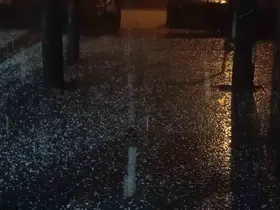 Bingöl’de dolu etkili oldu, şimşekler geceyi aydınlattı
