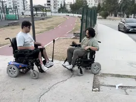 Bir günlüğüne akülü sandalyeye bindi, engelleri yaşayarak gördü

