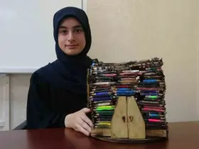Biriktirdiği küçük kalemlerden minyatür ev yaptı
