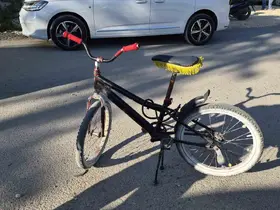 Bisiklet otomobile çarptı: 1 yaralı
