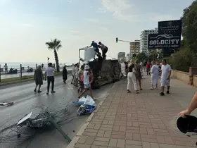 Bisiklete çarpmamak için manevra yapan araç yan yattı: 2 yaralı
