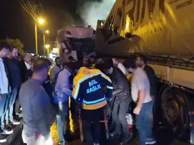 Bitlis’te iki tır kafa kafaya çarpıştı: 2 yaralı
