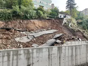 Bitlis’te yol yağışlara dayanamadı
