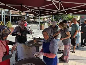 Bitmeyen depremlere karşı halk lokma döktürdü
