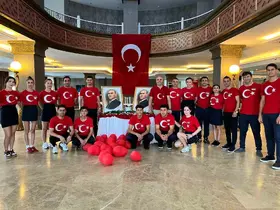 Bodrum’da otel personeli 30 Ağustos’a bayraklı kıyafetlerle damga vurdu
