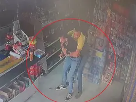 Boğazına şeker kaçan adamın ölümle burun buruna geldiği ve Heimlich manevrasıyla hayata tutunduğu anlar kamerada
