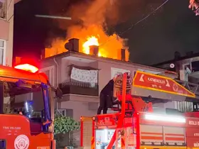 Bolu’da 3 katlı evin çatısı alev alev yandı: Mahalleli sokağa döküldü
