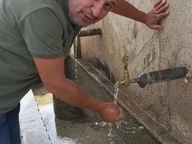 Bolu’da duyarlı vatandaş, hayvanların su içtiği yosunlu çeşmeyi temizledi
