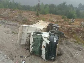 Bolu’da hafriyat kamyonu şarampole devrildi: 1 yaralı
