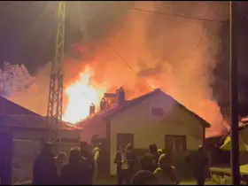 Bolu’da korkutan yangın: Ev, ahır, samanlık, odunluk ve traktör küle döndü
