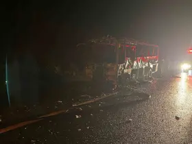 Bolu’da midibüs alev alev yandı, geriye iskeleti kaldı
