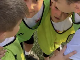 Bolu’da miniklerin futbol taktiği güldürdü: Sağ kanadı paylaşamadılar

