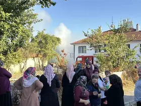 Bolu’da otluk alanda çıkan yangın, 3 eve sıçradı
