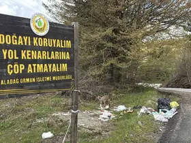 Bolu’da pes dedirten görüntü: ‘Çöp atmayın’ tabelasının altını çöple doldurdular

