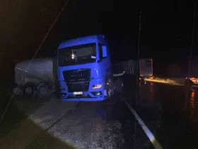 Bolu’da yağmurda kayan tır kazaya neden oldu: 2 yaralı

