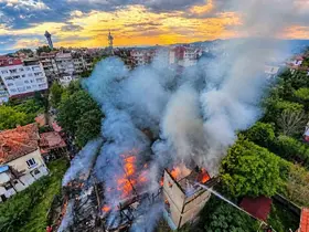 Boyabat’ta 3 katlı ahşap ev alevlere teslim oldu
