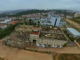 Boyabat’ta eski hastane binasının yıkımına başlandı
