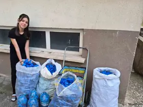 Boyu kadar mavi kapağı depremzedeler için topladı
