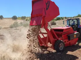 Bozkır'da taşsız topraklar için makineler hizmette
