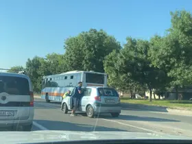 Bozulan aracı polis iterek kenara çekti
