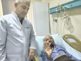 Bozyazı’da 4 santimetrelik mesane taşı tek parça halinde çıkarıldı.
