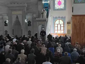 Bu camide cuma namazında engeller işaret diliyle aşılıyor
