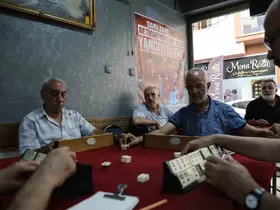 Bu kahvehanede masa yancıları ayrı masada oturuyor
