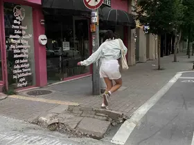Bu kaldırımdaki hasar yayalar için düşme riski oluşturuyor
