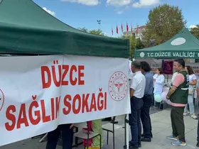 Bu sokağa gelenler sağlık taramasından geçti
